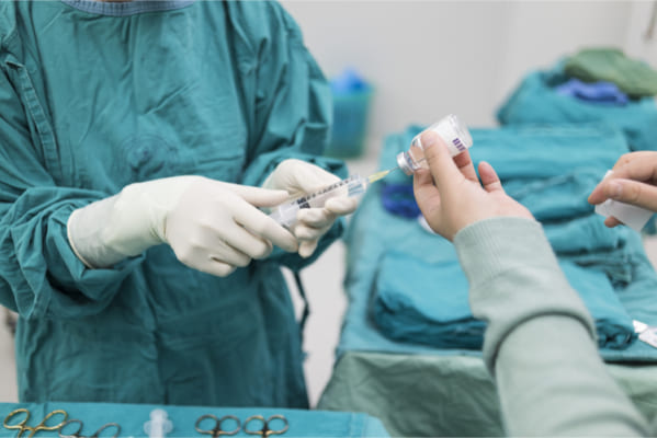 Gây mê theo chỉ định của bác sĩ là bước đầu tiên trong quy trình phẫu thuật nâng mông