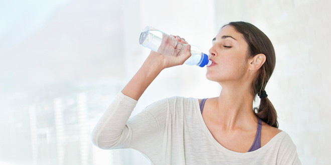 Bạn cần uống đủ 2 lít nước mỗi ngày để cơ thể được cung cấp đủ nước hoạt động
