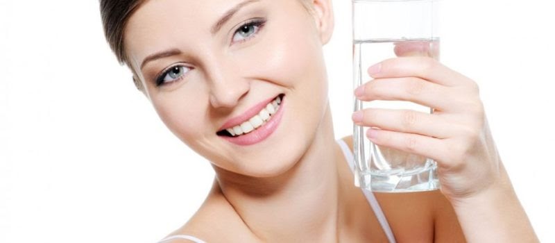 Người bệnh nên tăng cường uống nhiều nước để thanh lọc cơ thể