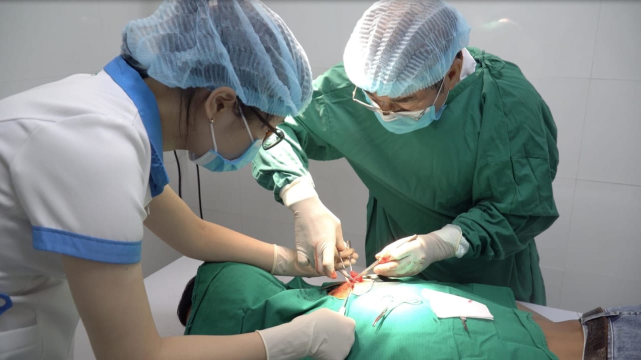 Cách điều trị u mỡ bằng phẫu thuật bệnh u mỡ áp dụng đối với các khối u mỡ có đường kính dưới 3cm
