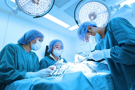 Phẫu thuật cắt bỏ u mỡ trên đầu là phương pháp điều trị phổ biến và thông dụng hiện nay.
